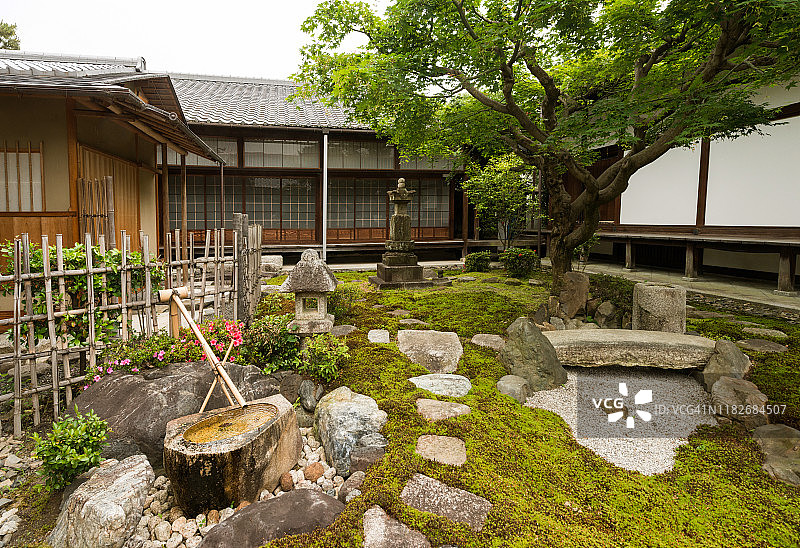 日本京都佛教寺庙的传统日式岩石庭院图片素材