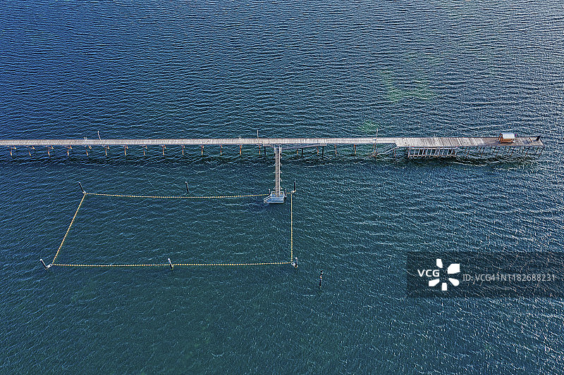 带游泳围栏的防波堤航拍景色图片素材