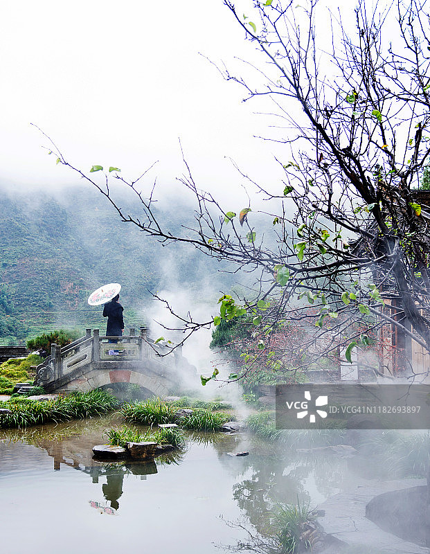 站在湖桥上的中国女人图片素材