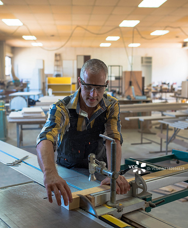 木匠切割一块巨大的木头图片素材