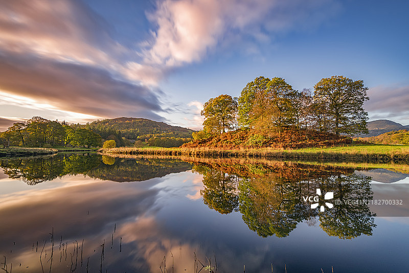 秋季湖区：橙色、乡村风、倒影、埃尔特沃特湖、日出图片素材