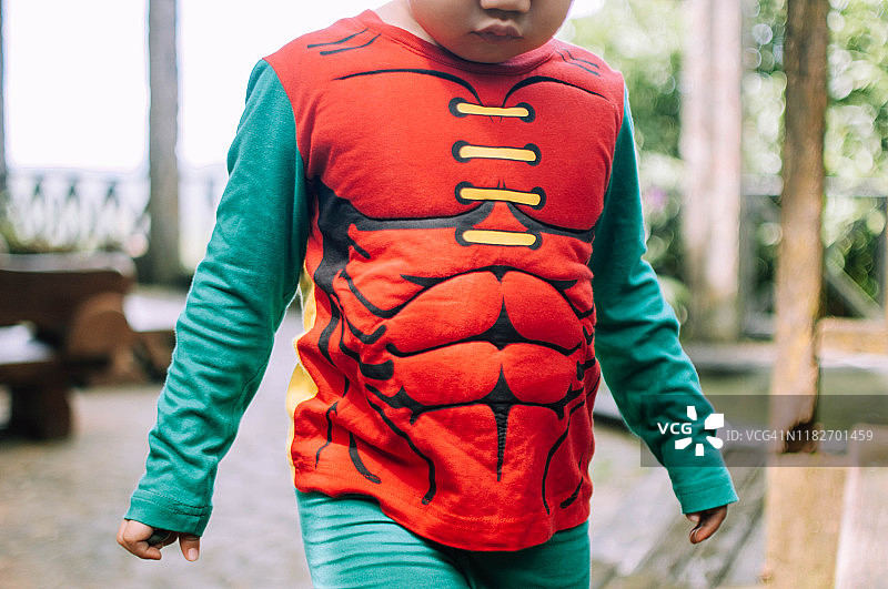 男童穿着超级英雄服装在户外图片素材