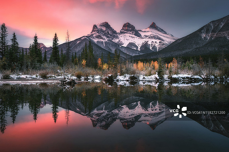 加拿大阿尔伯塔省坎莫尔：三姐妹峰图片素材