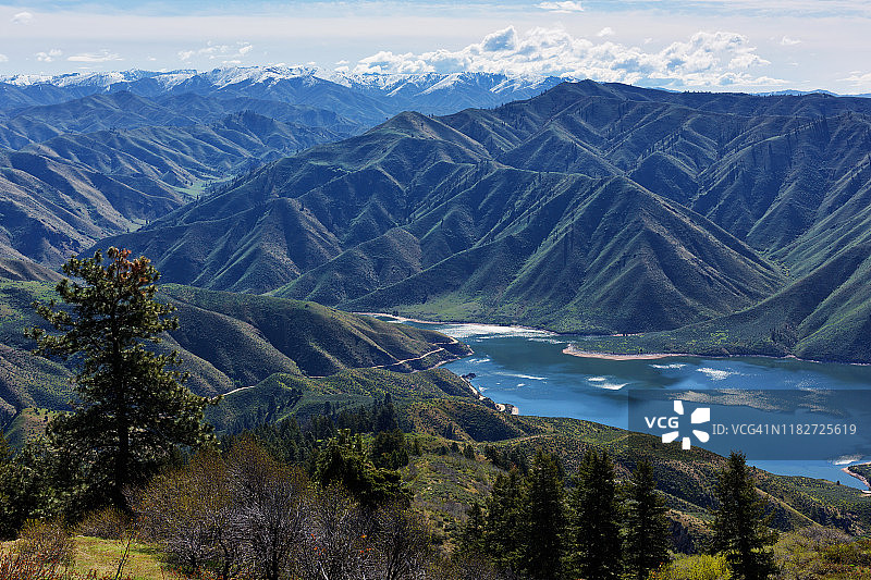 爱达荷州博伊西海宁山：弓箭岩水库之上的雪山图片素材