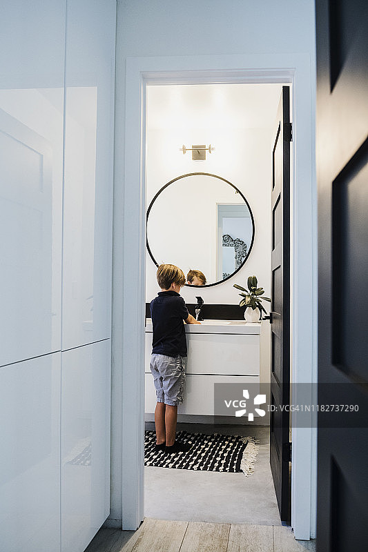 男孩在浴室洗手图片素材