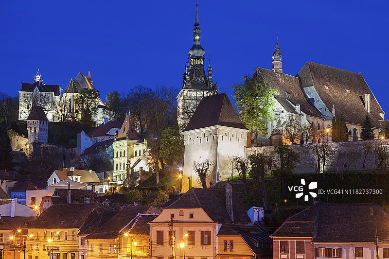 罗马尼亚锡吉什瓦拉老城夜景图片素材