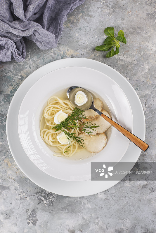 鸡肉面条汤图片素材