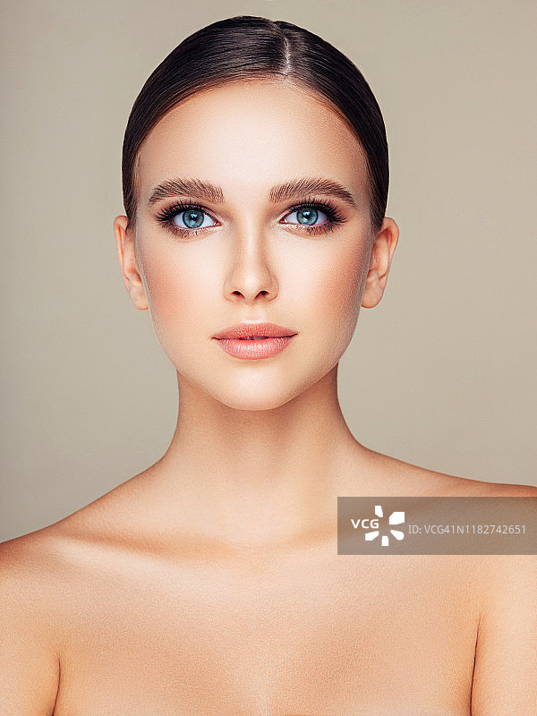 妆容精致，皮肤姣好的美丽女人图片素材