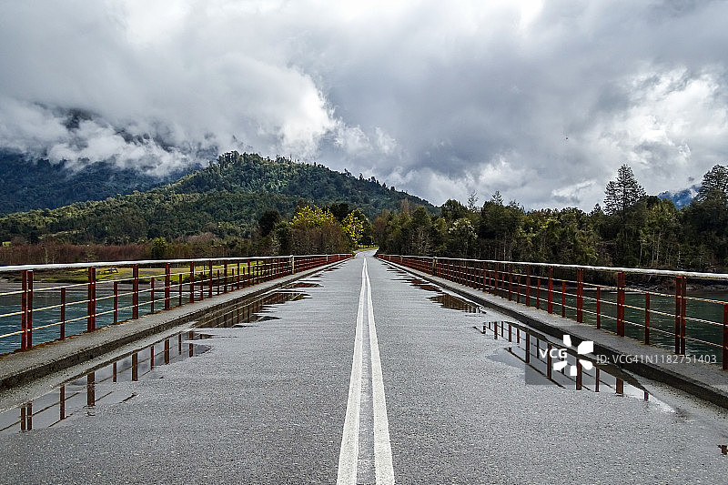 智利南部洛斯 Lagos 地区的佩特罗韦桥图片素材