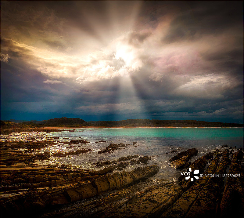 澳大利亚新南威尔士州南海岸达尔梅尼海岸线的戏剧性逆光。图片素材