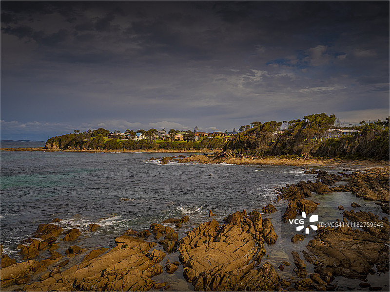 澳大利亚新南威尔士州南海岸达尔梅尼海岸线的戏剧性逆光。图片素材