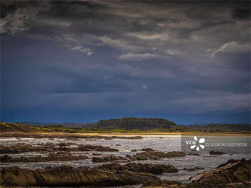 澳大利亚新南威尔士州南海岸达尔梅尼海岸线的戏剧性逆光。图片素材