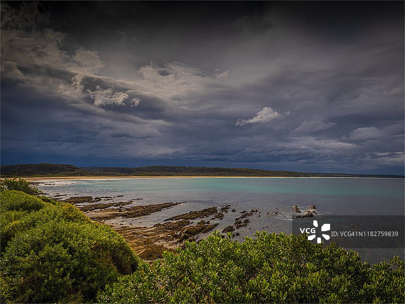 澳大利亚新南威尔士州南海岸达尔梅尼海岸线的戏剧性逆光。图片素材