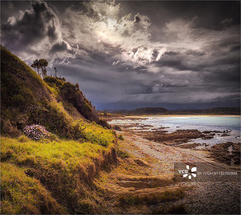 澳大利亚新南威尔士州南海岸达尔梅尼海岸线的戏剧性逆光。图片素材
