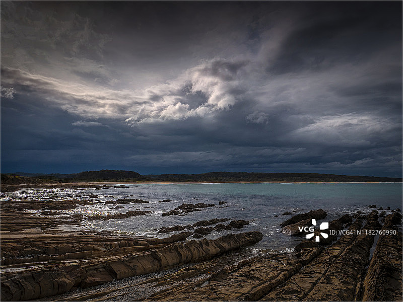 澳大利亚新南威尔士州南海岸达尔梅尼海岸线的戏剧性逆光。图片素材