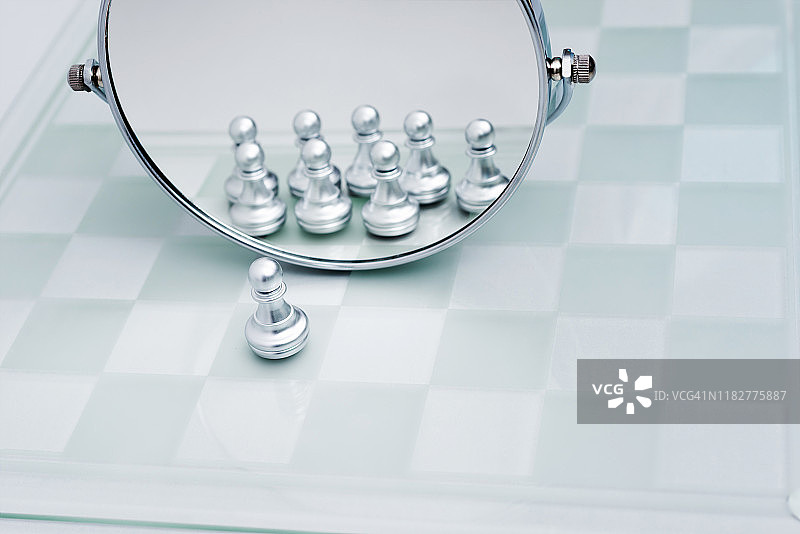 照镜子的典当图片素材