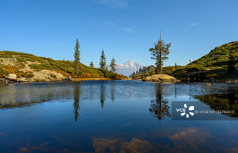 爱心湖和沙斯塔山图片素材
