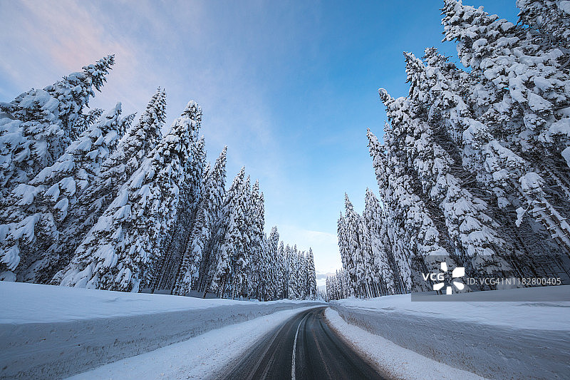 冬季山路图片素材