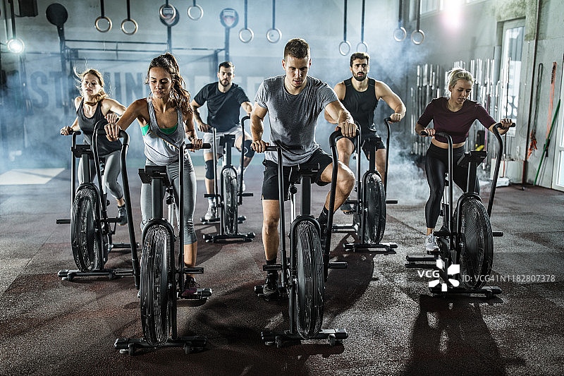 动感单车健身训练图片素材