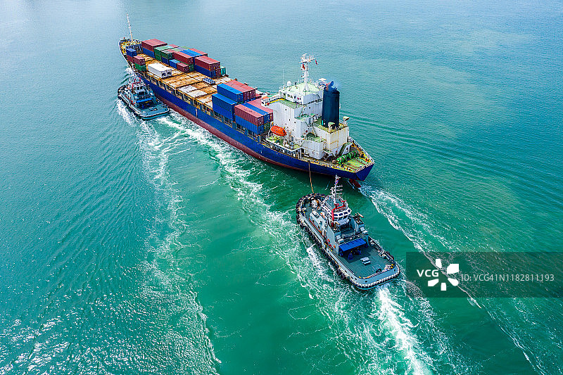 移动中的集装箱货轮图片素材