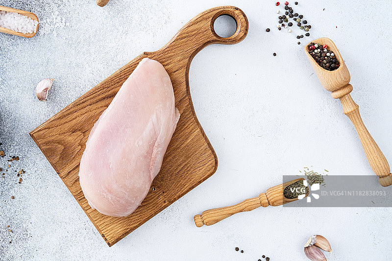 黑色石板上未加工的鸡肉俯视图图片素材