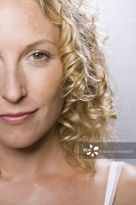 微笑的卷发女人图片素材