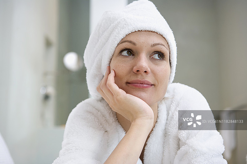 女人穿着浴袍沉思图片素材