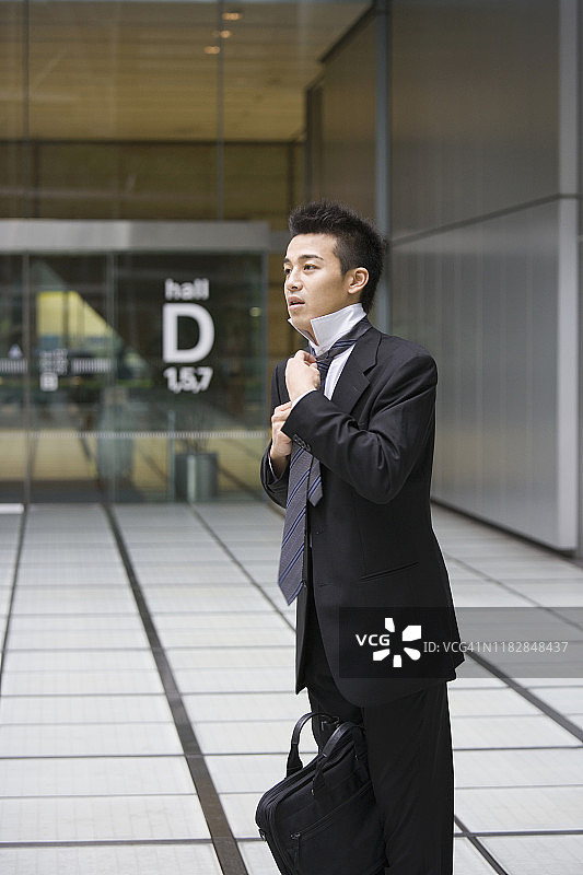 商人正在系领带图片素材