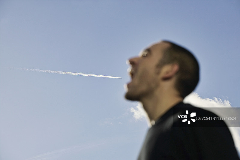 一架飞机飞向一个男人的嘴里图片素材