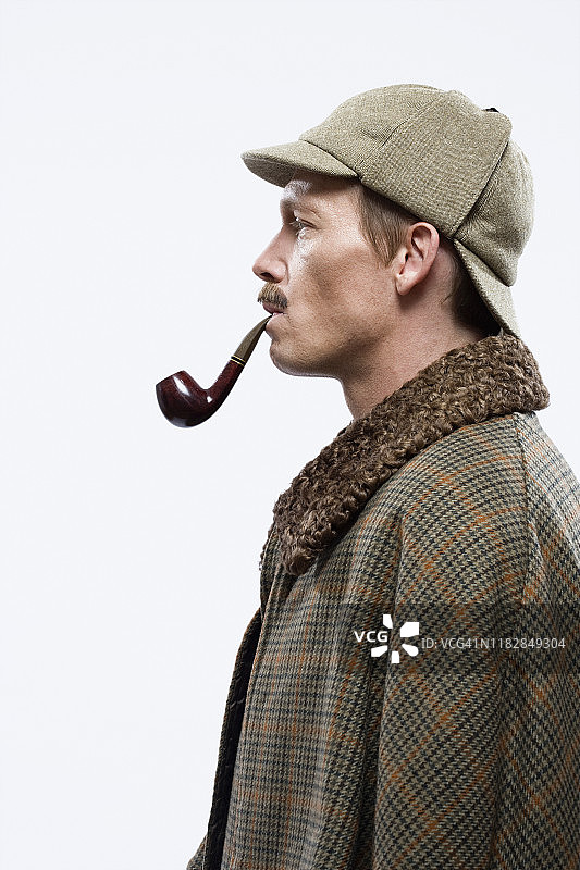 装扮成夏洛克·福尔摩斯的男人图片素材