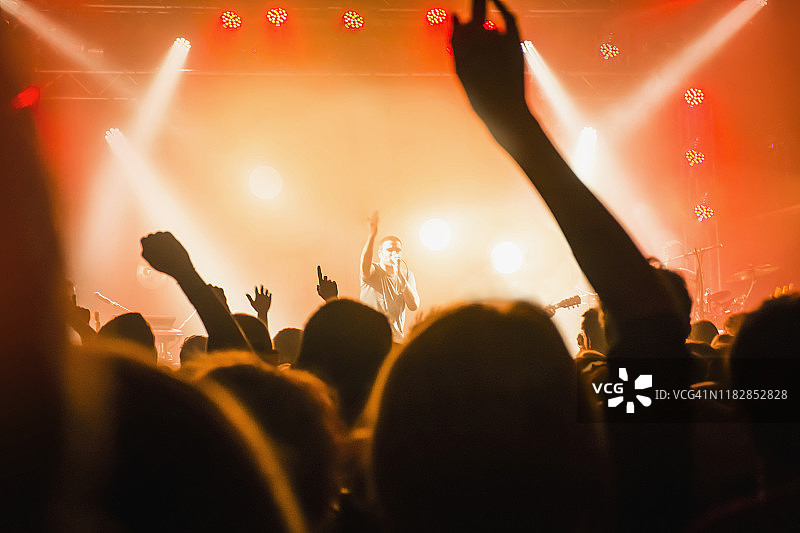 男歌手在观众面前表演图片素材