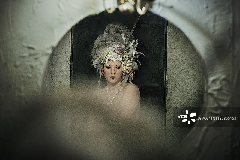 自信迷人的滑稽歌舞女演员肖像图片素材