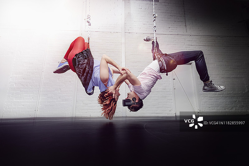 现代空中舞者表演图片素材