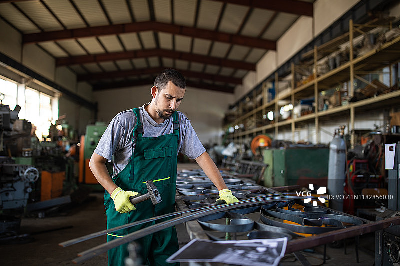在生产线上努力工作的年轻工人图片素材