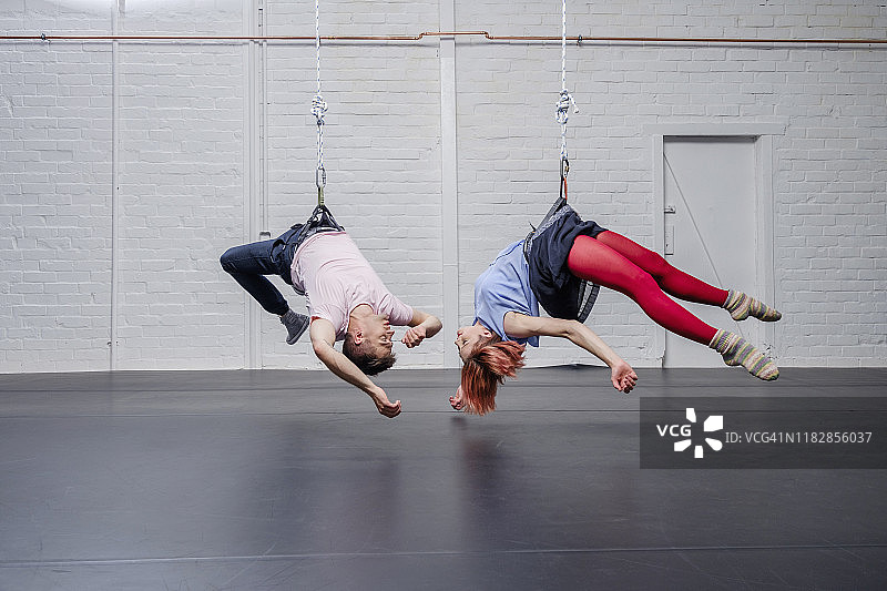 现代空中舞者倒挂表演图片素材
