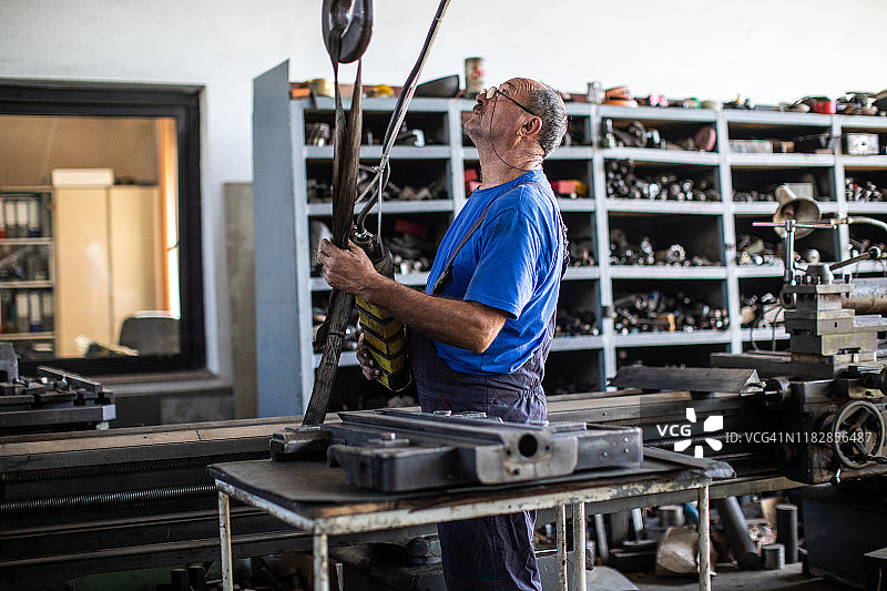 年长的男人在金属工业工作图片素材