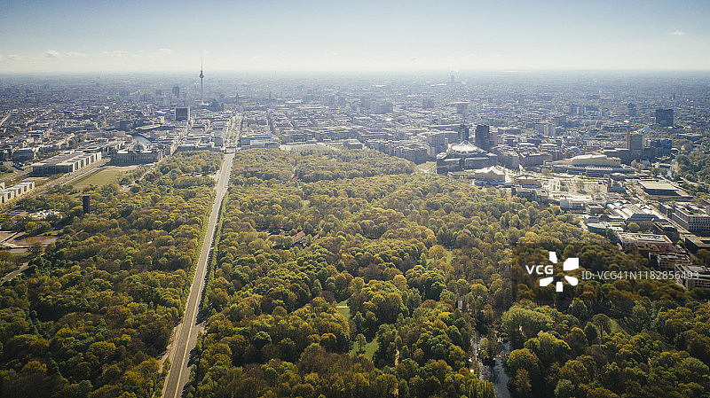 无人机视角：阳光明媚的蒂尔加滕公园和柏林城市景观，德国图片素材
