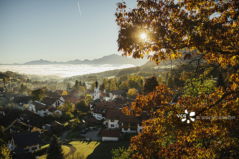 德国巴伐利亚州巴特科尔格鲁布阳光明媚的田园诗般的秋景图片素材