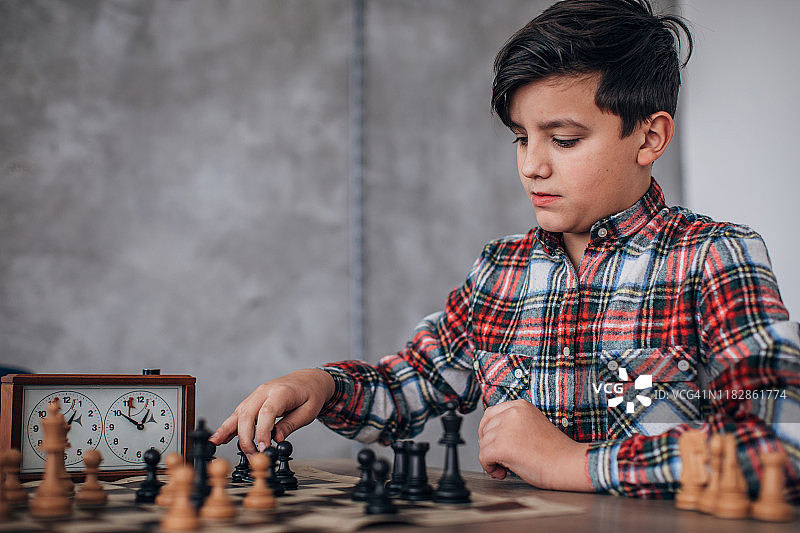 独自下棋的男孩图片素材