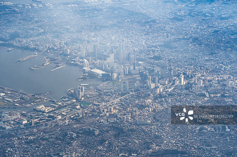 从飞机上俯瞰日本神奈川县横滨市和横滨港图片素材