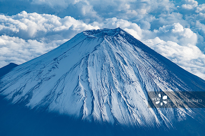 飞机航拍日本富士山雪景图片素材