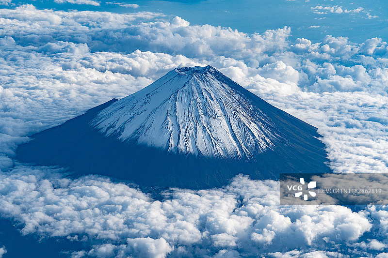 飞机航拍日本富士山雪景图片素材