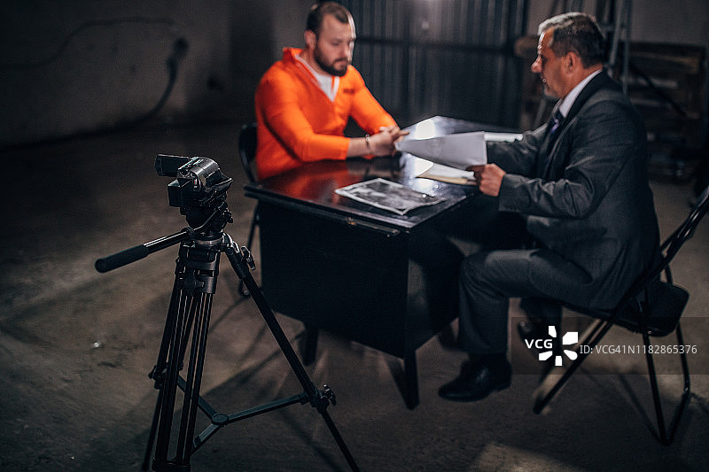 侦探与嫌疑人在审讯室图片素材