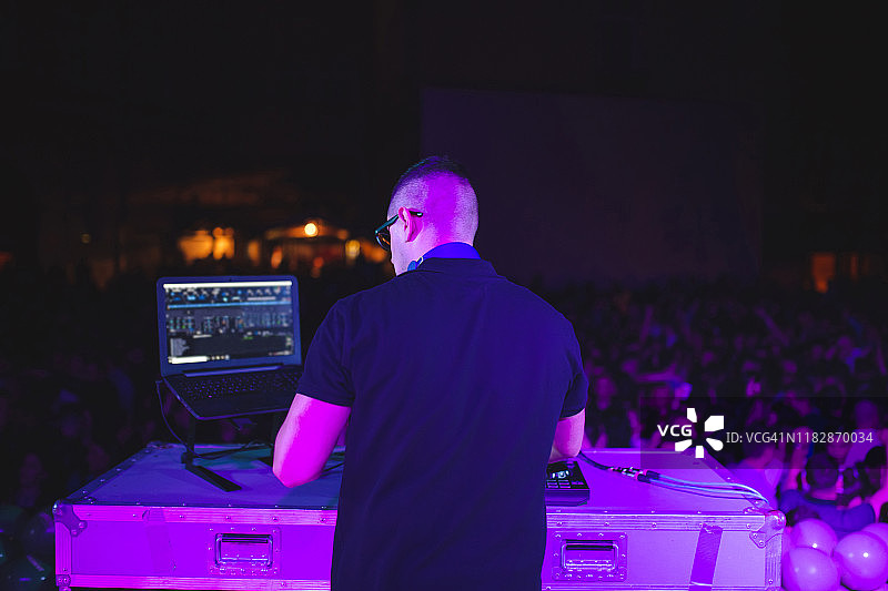 DJ在派对上播放和混合音乐图片素材