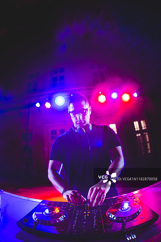 DJ在派对上播放和混合音乐图片素材