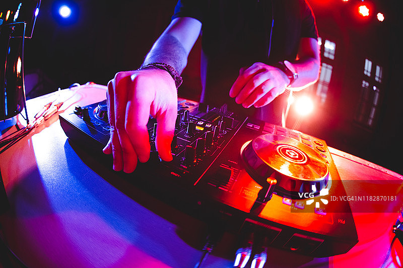 DJ在派对上播放和混合音乐图片素材