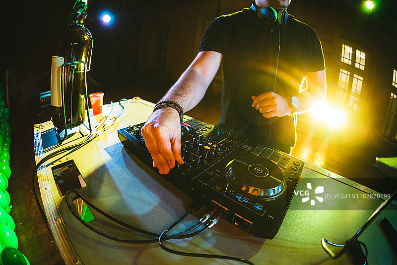 DJ在派对上播放和混合音乐图片素材