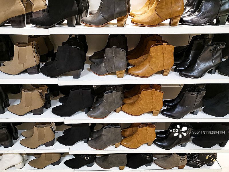 购物中心内的女士鞋履图片素材