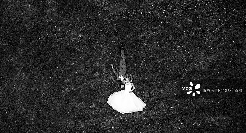 无人机拍摄的婚礼情侣照片图片素材