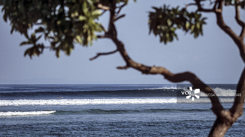 印度尼西亚吉利群岛的海洋波浪图片素材